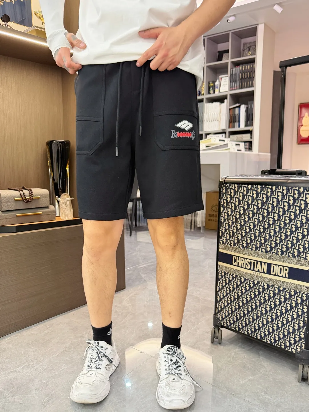 Balenciaga's three-standard complete 2026 summer New Arrival men's casual shorts, advanced custom-made Breathable fabric, Breathable fabric, extremely stretchy and comfortable, impeccable details, top-grade accessories, original logo design concept, delicate and soft feel! The upper body fit is awesome! Size: M-XXXL Please state your height and weight when ordering